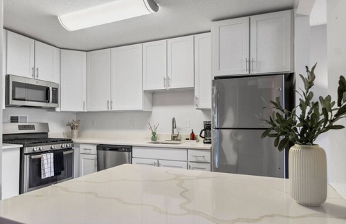 Crystal City Apartment | DC Launchpad Sleeps 8, Gym, Walk to Dining + Metro