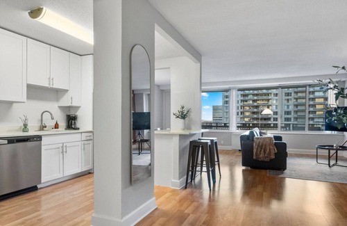 Crystal City Apartment | DC Launchpad Sleeps 8, Gym, Walk to Dining + Metro
