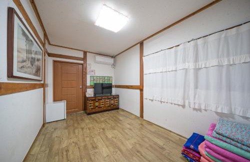 Jeonju House | Ddlanchae Hanok Stay - Main House