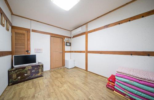 Jeonju House | Ddlanchae Hanok Stay - Main House