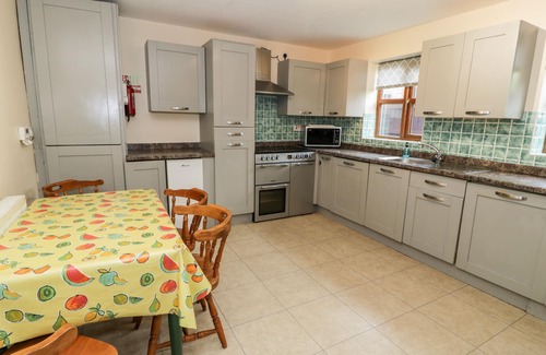 Penisarwaun Cottage | DDOL HELYG FARMHOUSE, pet friendly, with a garden in Llanrug
