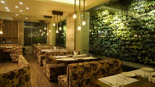 Surat Hotel | De Glance Hotel, Near Surat Railway Station