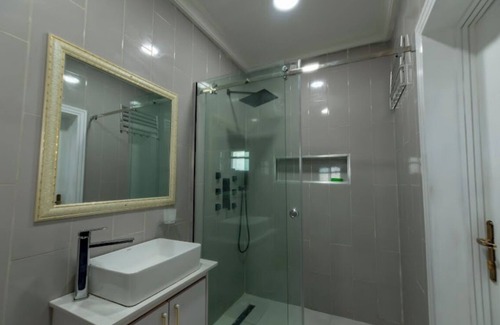 Calabar Hotel | De Grand Hotel and Rooftop
