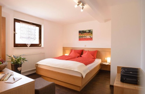 Ilbesheim Bed & Breakfast | Twin Room "Sonnenberg" - Weingut Gästehaus Hechtmann