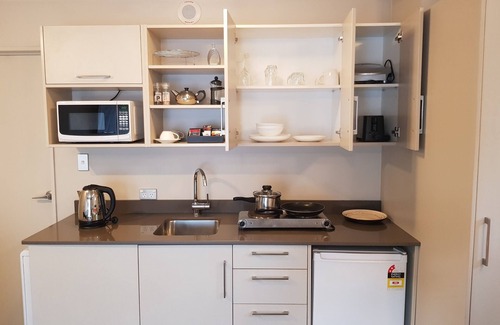 Merivale Hotel | De Lago Motel Apartments