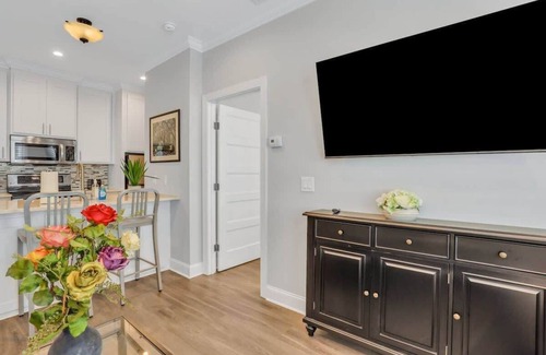 Old West Broad Neighborhood House | De Luxe Chalet Near Forsyth Park w/Hot tub