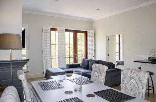 Greater Johannesburg Metropolitan Area Apartment | De Medici Top Floor Apartment with Fireplace 1km to Convention Center