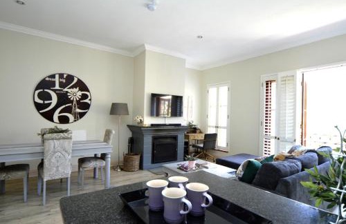 Greater Johannesburg Metropolitan Area Apartment | De Medici Top Floor Apartment with Fireplace 1km to Convention Center