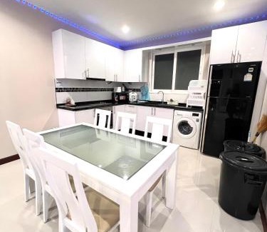 Bang Sare Villa | De' ozone ongsa pool villa หน้าหาดบางเสร่