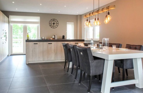 Idskenhuizen House | De Sinnekening is a 6 person water villa