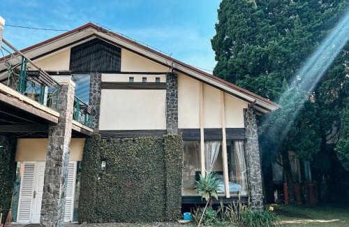 Parongpong Villa | De Villa Istana Bunga Lembang by YourHome
