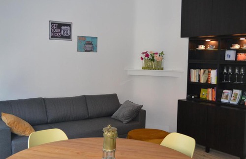 Genk Apartment | De zwarte deur