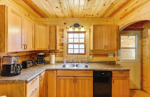 Deadwood Cabin | Deadwood 'Wolf Cabin' w/Fire Pit & Grill