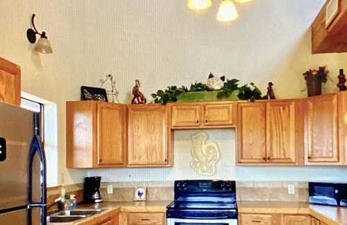 Concan House | Deal! 4/3 Sleeps 12, Views! Outdoor FirePlace & Fire pit ~3 Minutes 2 Frio!~