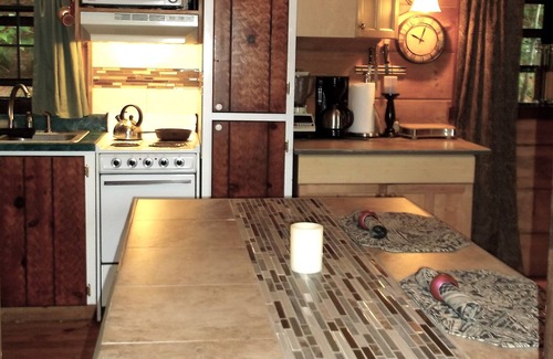 Glenville Cabin | Deal Today! Log Cabin, HotTub under Cabana, Mtn View, Lake 1 mile to Lake!