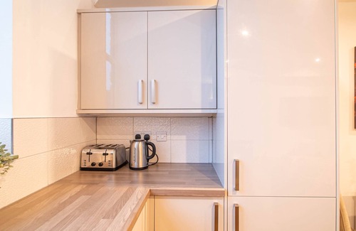 Kirkheaton Apartment | Dealhouse 1-Bedroom Ideal for Business & Leisure