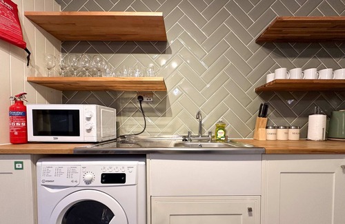 Peterborough House | Deals 6BR House Contractor & Group Stay | Clayton