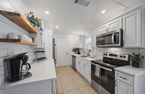 Sarasota House | Dean Ave | Screened-In Porch, Patio + Yard Games!
