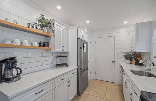 Sarasota House | Dean Ave | Screened-In Porch, Patio + Yard Games!