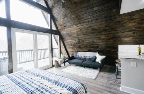 New Braunfels Ski Chalet | Dean's Den: Private Deck w/Jacuzzi and a View
