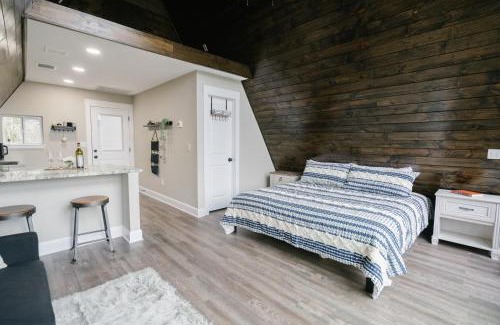 New Braunfels Ski Chalet | Dean's Den: Private Deck w/Jacuzzi and a View