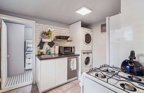 Historic District Apartment | Dean Street's Lower Deck House!