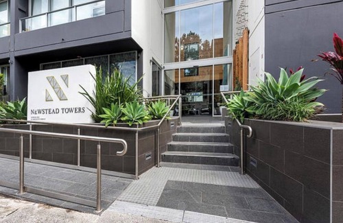 Newstead Apartment | Dean’s Place- Top-floor Luxury Stay in the City with Viewn15mins frm the Airport