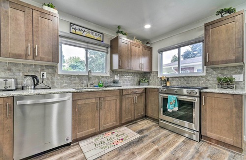 Dearborn Heights House | Dearborn Heights Home ~ 16 Mi to Downtown Detroit!