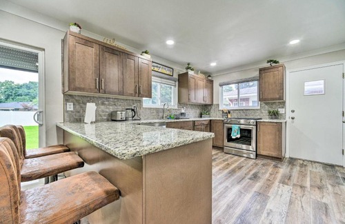 Dearborn Heights House | Dearborn Heights Home about 16 Mi to Downtown Detroit!