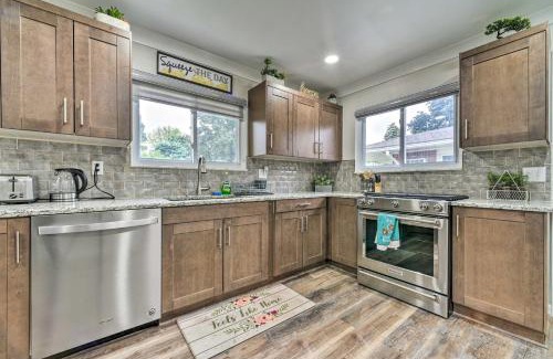 Dearborn Heights House | Dearborn Heights Home about 16 Mi to Downtown Detroit!