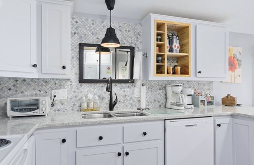 Flat Rock Cottage | DEC-FEB MONTHLY 50% OFF The Funky Fuji @Backyard π Cottages