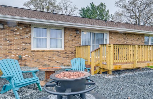Bealeton House | Deck and Pastoral Views! Bealeton Farmhouse Escape