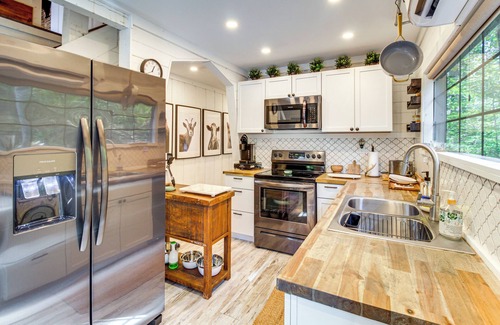 Talking Rock Cottage | Deck & Grill: 'Cozy Cottage' in Talking Rock!