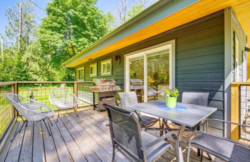 Gold Bar House | Deck, Hot Tub and Views Sleek Getaway in Index!