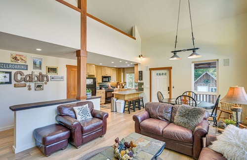 Packwood Cabin | Deck, Hot Tub & Fire Pit: Mtn-View Packwood Cabin