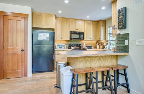 Packwood Cabin | Deck, Hot Tub & Fire Pit: Mtn-View Packwood Cabin