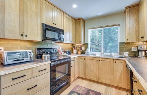 Packwood Cabin | Deck, Hot Tub & Fire Pit: Mtn-View Packwood Cabin