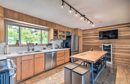 Union House | Deck & Sweeping Views: Family Union Home
