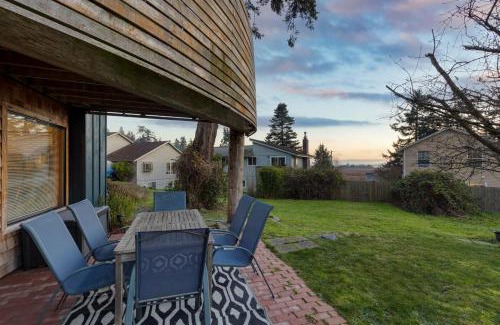 Coupeville House | Deck Views Fire Pit Pool 3 Mins to Beach Madrona Tree Retreat by AvantStay