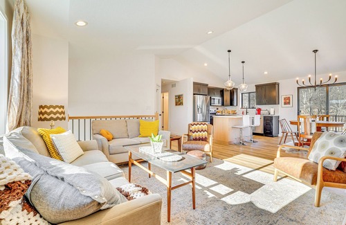 Rochester House | Deck w/Forest Views: Modern Home in Rochester!
