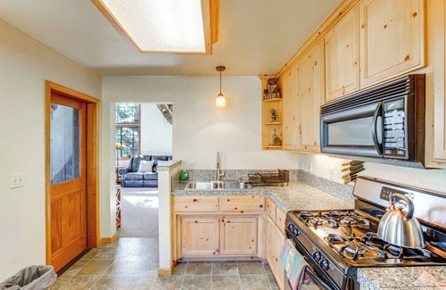 Bear Valley Cabin | Deck w/Mountain Views: Cabin in Bear Valley!