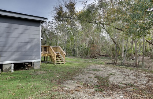New Sarpy Cottage | Deck, Yard & Outdoor Dining: Destrehan Getaway!