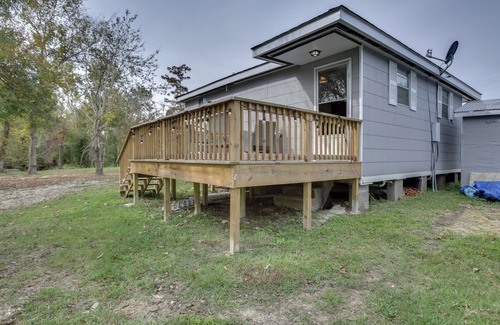New Sarpy Cottage | Deck, Yard & Outdoor Dining: Destrehan Getaway!