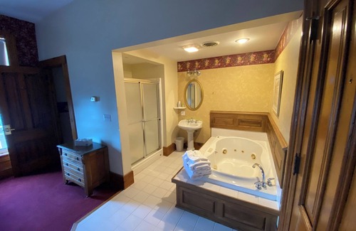 Maquoketa Hotel | Decker Hotel & Bar