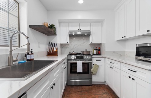 Monterey Park House | Deco Casa: Cozy Gated Modern Spanish Family Home - 3 min drive to I-10