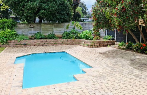 Kenridge Apartment | Dee-Ones at Napier , Self Catering with pool , 2 min from Durbanville Winelands