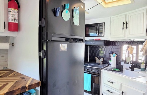 Oswego House | Dee's Tranquil Escape by the Lake a Cozy Camper in Oswego NY with AC & heat
