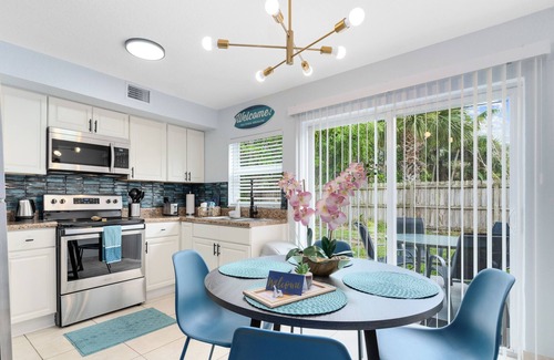 Indian Harbour Beach Apartment | Deep Blue ~ Walk to the beach, Pool, BBQ, and Games