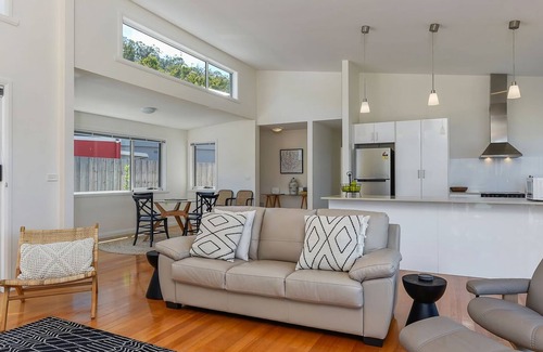 Lindisfarne House | Deep Blue Wow views over river city mountain