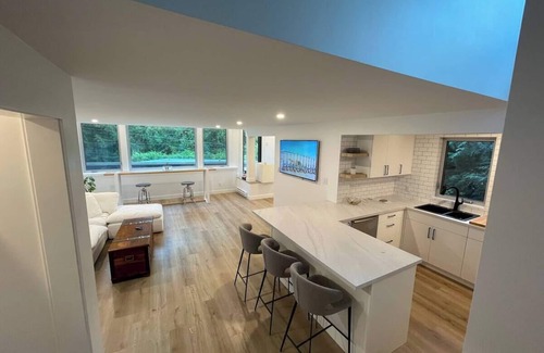 Deep Cove House | Deep cove dreaming? Brand new large private condo